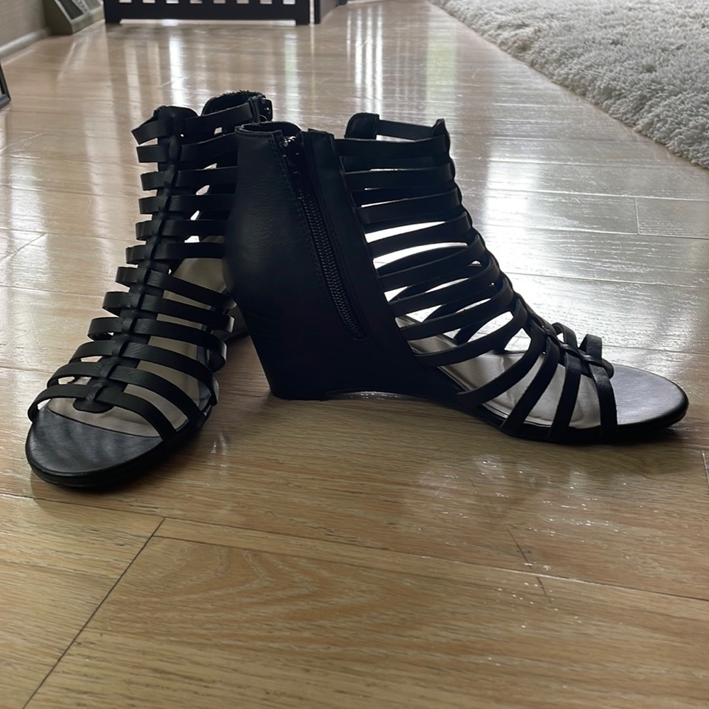 Black casual strapped shoes.